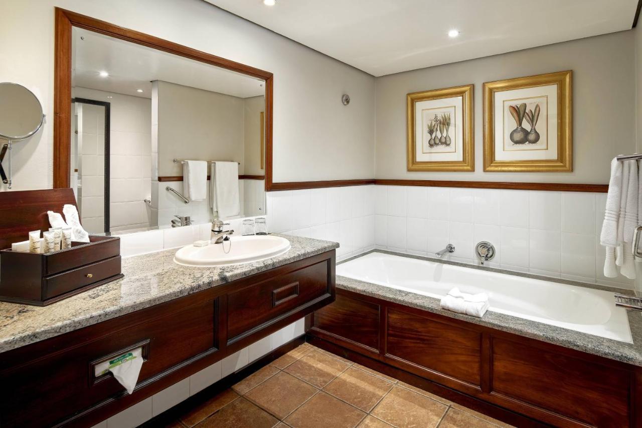 Irene Country Lodge, Autograph Collection Центурион Экстерьер фото A bathroom in a hotel