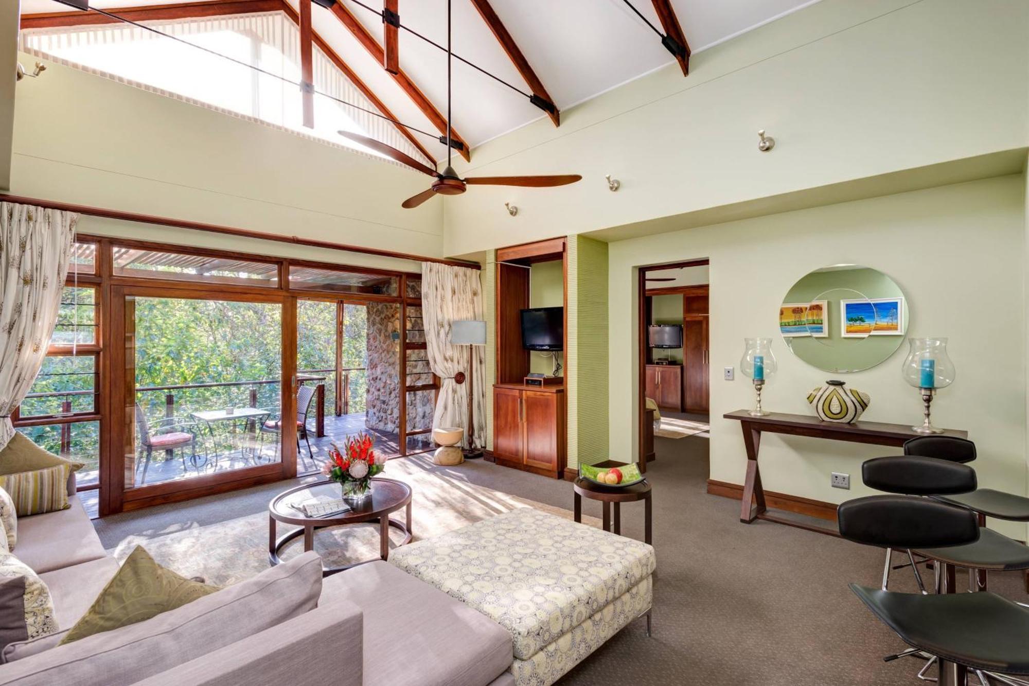 Irene Country Lodge, Autograph Collection Центурион Экстерьер фото A suite at the resort