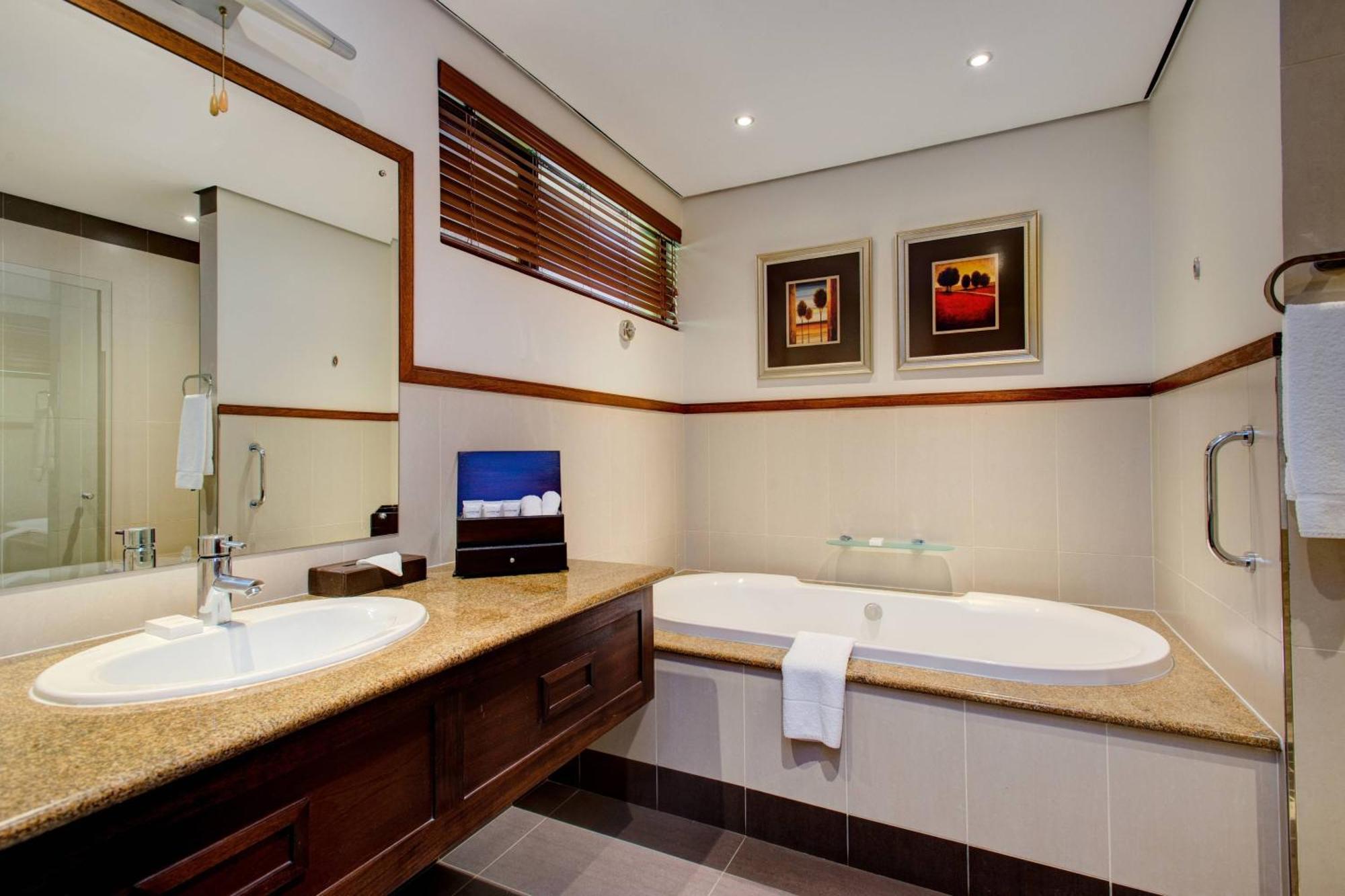 Irene Country Lodge, Autograph Collection Центурион Экстерьер фото A bathroom in a hotel