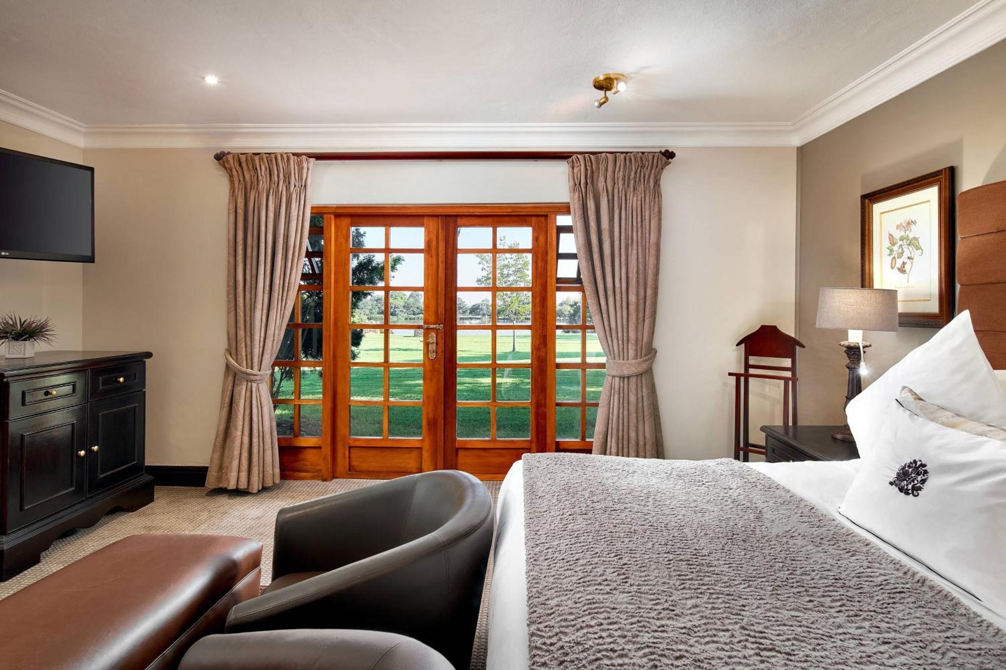 Irene Country Lodge, Autograph Collection Центурион Экстерьер фото A bedroom at the hotel