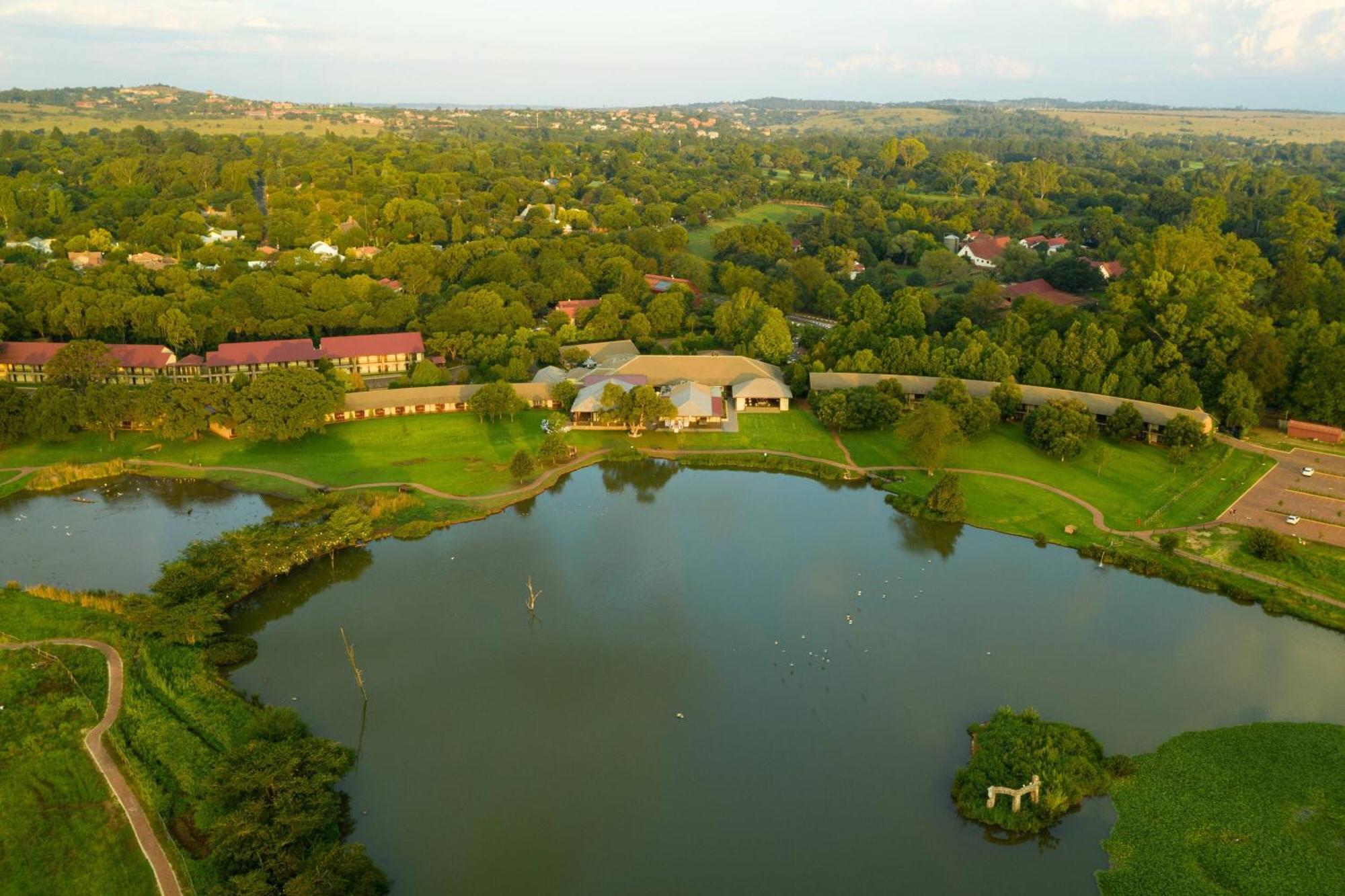 Irene Country Lodge, Autograph Collection Центурион Экстерьер фото Aerial view of the clubhouse