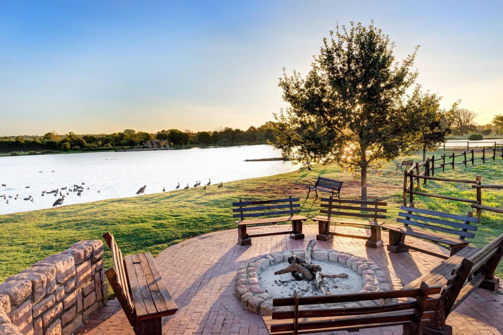 Irene Country Lodge, Autograph Collection Центурион Экстерьер фото The lake at the park